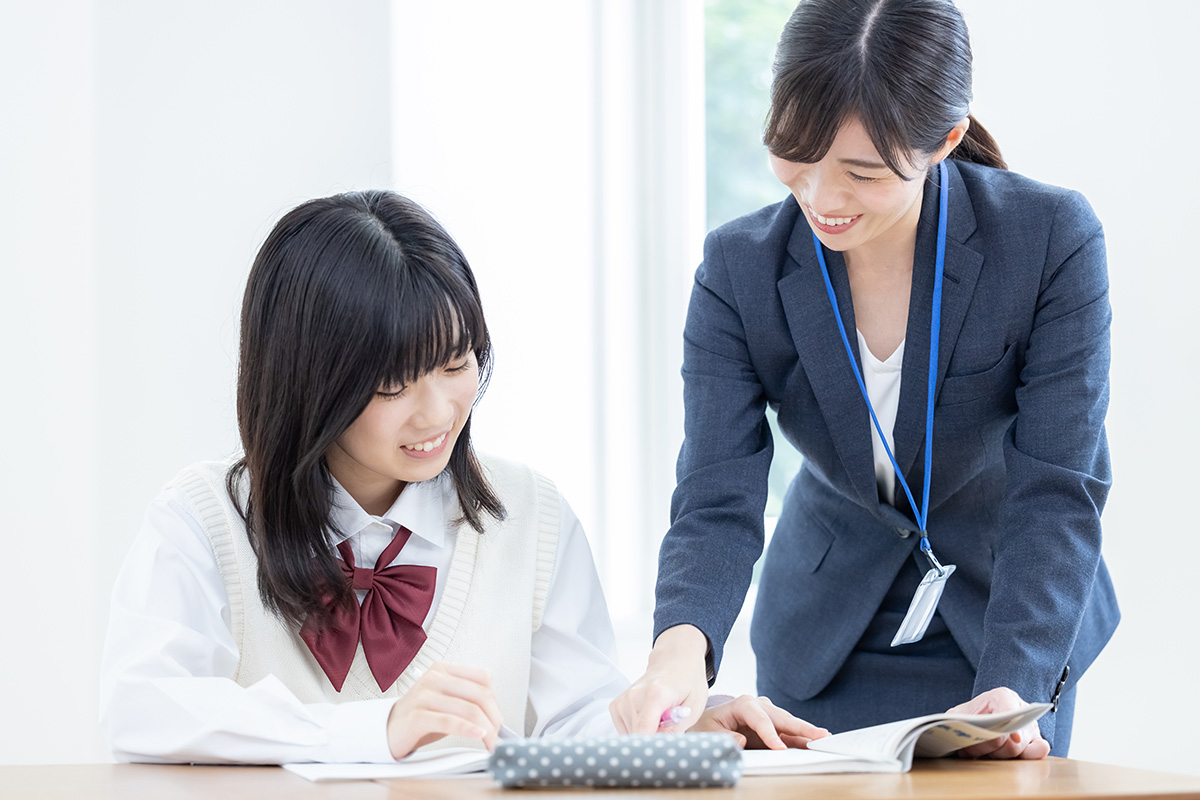 塾で個別指導している様子