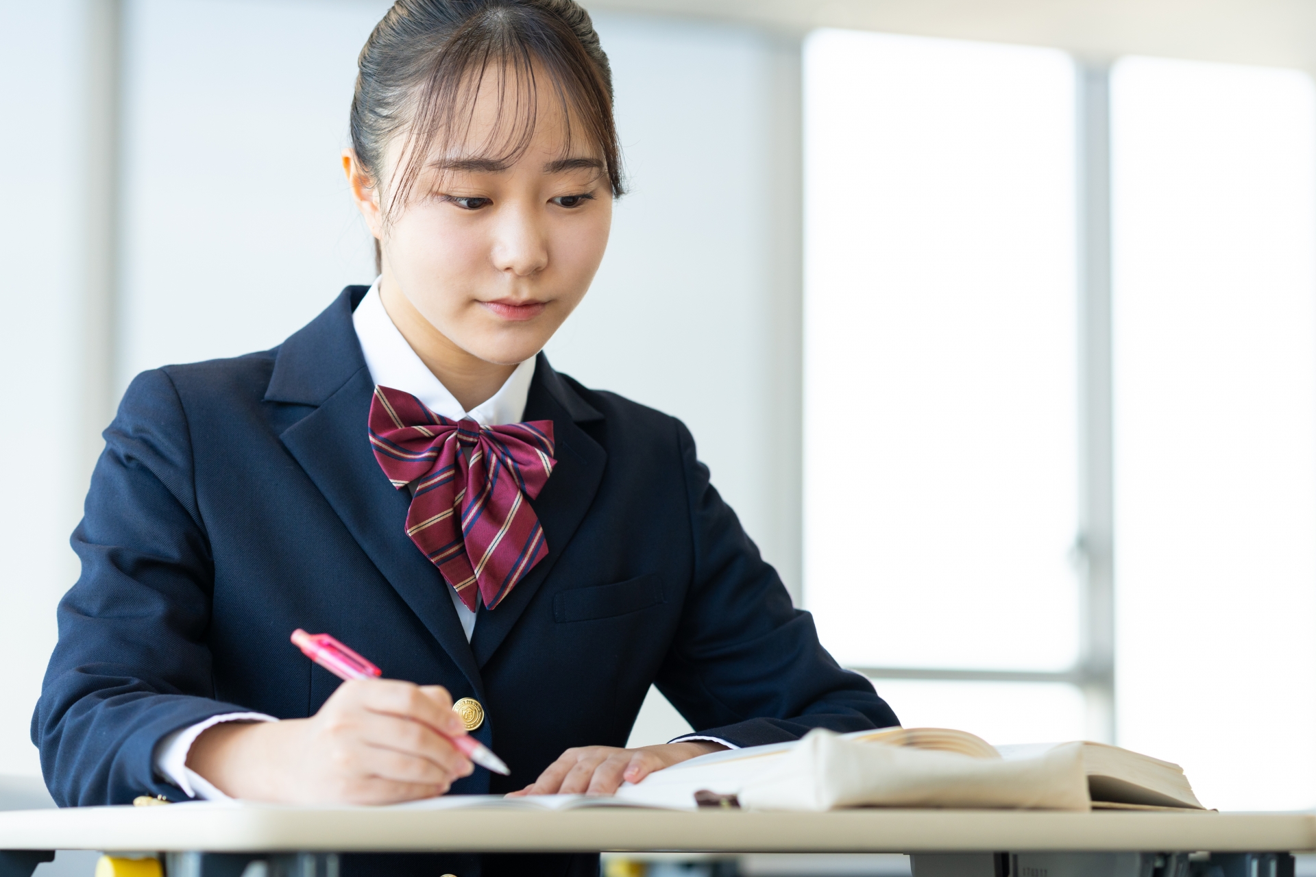 勉強する女子学生
