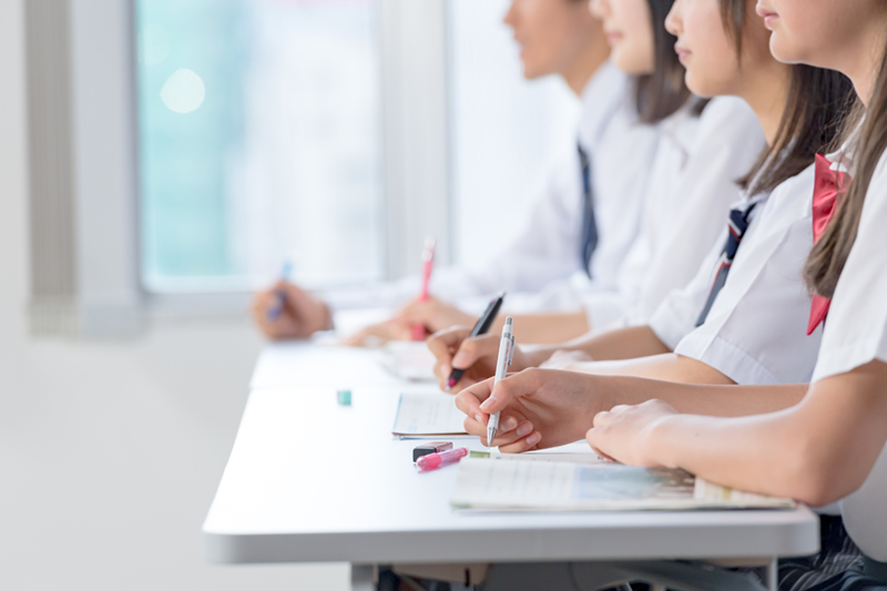 勉強をする学生