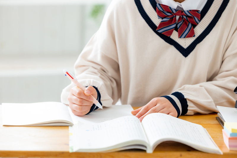 自宅で勉強する女の子